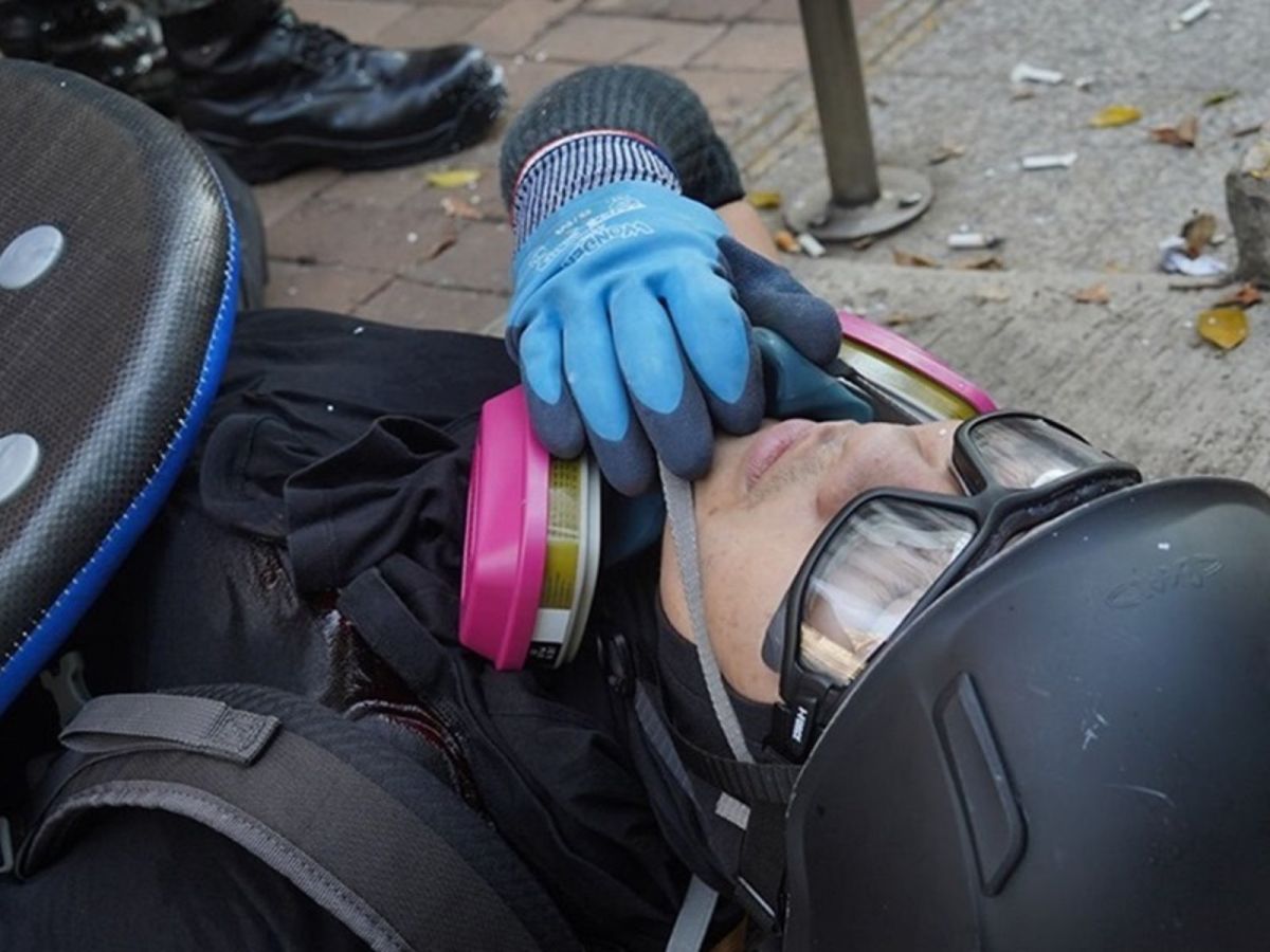 ▲有示威者疑似中彈倒地。（圖／翻攝香港大學學生會校園電視）