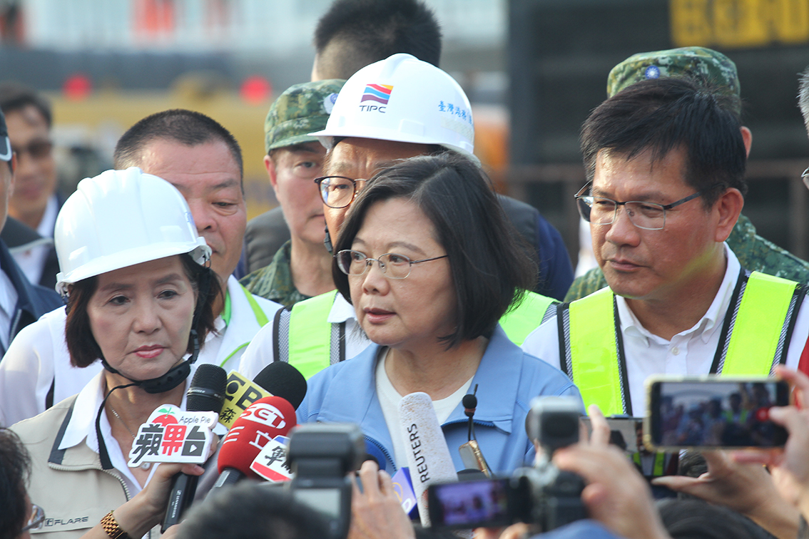 ▲總統蔡英文下午前往南方澳跨港大橋了解搜救進度，並要求各相關單位不要規避責任，盡速處理，一切從寛處理。（圖／記者鄭志宏攝）