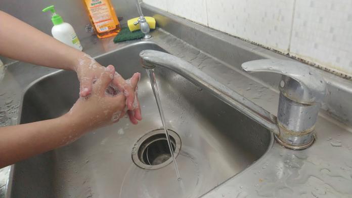 ▲預防腸病毒，請確實做到「濕、搓、沖、捧、擦」正確洗手5步驟。（圖／台南市衛生局）