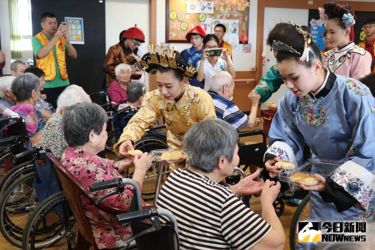 ▲皇后和後宮嬪妃，分送貴妃酥給阿公阿嬤品嚐，讓老人家興奮得合不攏嘴。（圖／記者陳雅芳攝，2019.10.01）