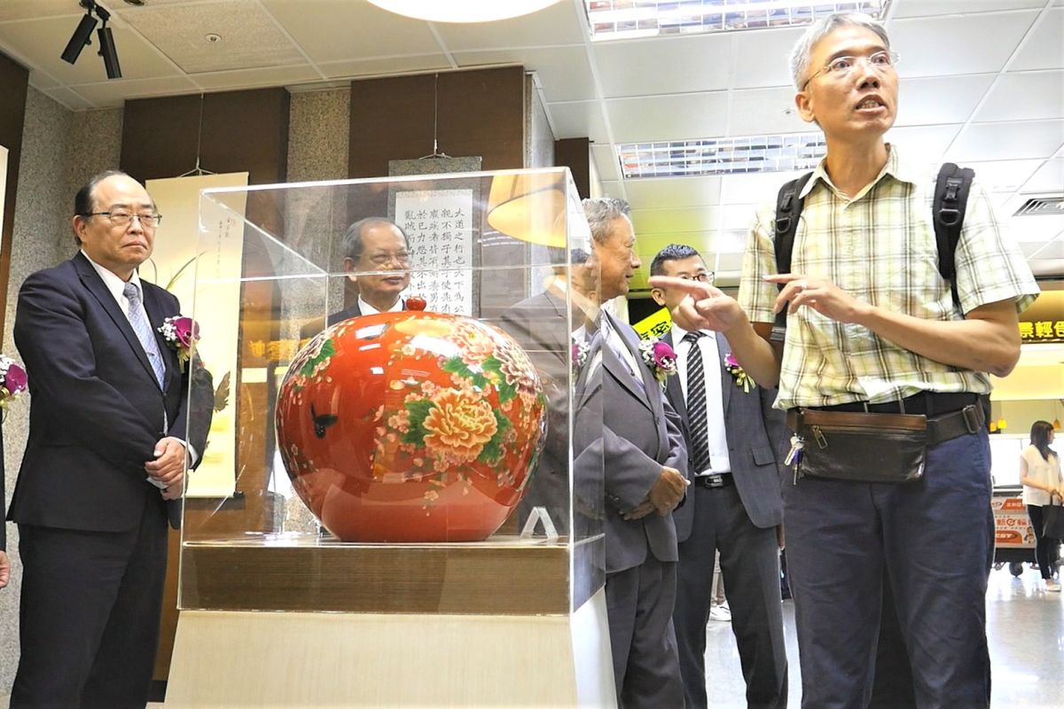 ▲福建更生保護會人員解說收容人「漆器」作品之創作精神。（圖／蔡若喬攝, 2019.10.01）