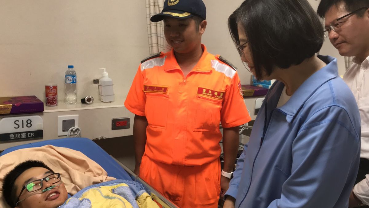 ▲總統蔡英文今下午取消台中、彰化行程，先到榮總醫院蘇澳分院探視傷患。（圖／記者宋原彰翻攝）