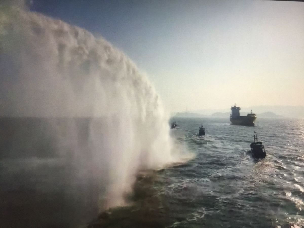 ▲昨日金門海域又出現上百艘的大陸漁船緊盯漁場，金門海巡出動水柱驅趕。（圖／金門海巡隊提供）