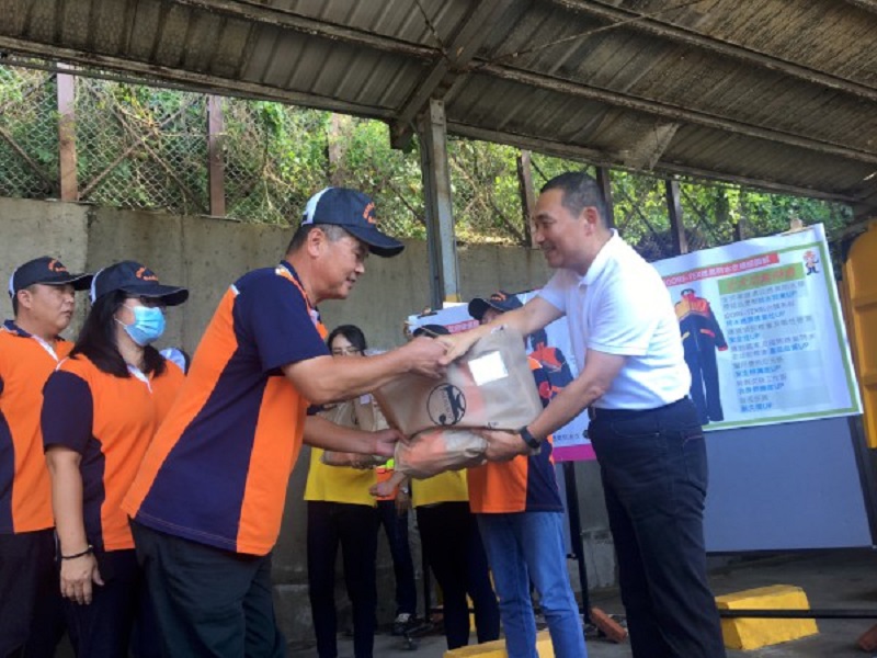 ▲新北市環保局今年編列三千萬預算，為新北市5200多位清潔隊隊員添購防水透氣雨衣。（圖／新北市環保局提供）