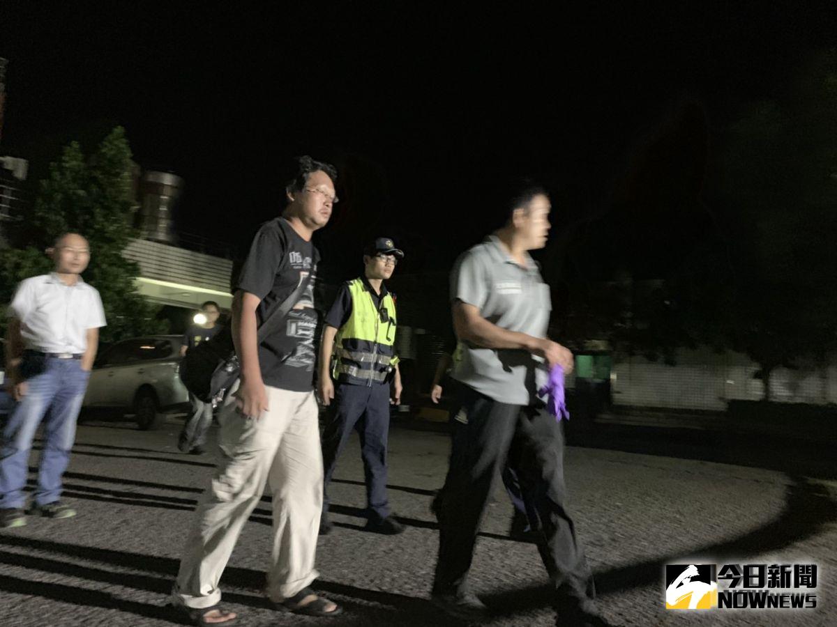 ▲12點45分船主面色凝重地前往醫院指認，確認兩名遺體分別為印尼籍的Wartono和菲律賓籍的Serencio Andree Abregana。（圖／記者宋原彰攝，2019.10.02）