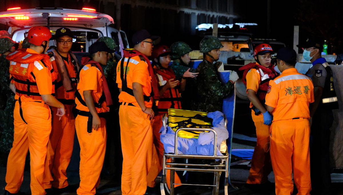 ▲宜蘭縣南方澳跨港大橋斷裂坍塌，截至 2 日凌晨 2 時前，已經有 3 名外籍移工遺體陸續被尋獲，但仍有 3 名移工下落不明。中央社記者邱俊欽宜蘭攝 108 年 10 月 2 日