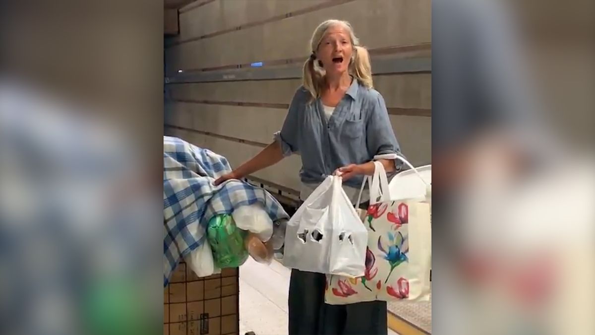 ▲美國一名女街友札莫卡，近日因在地鐵站內高歌，聲音美妙驚為天人，在網路上爆紅。（圖／翻攝網路）