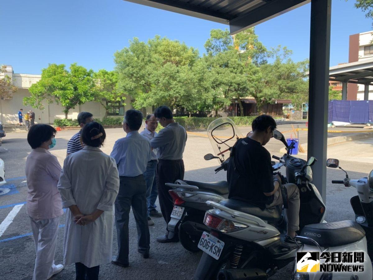 ▲擔心遺體再不置入冰櫃會腐化嚴重，殯葬管理所、院方、遺體美容師在現場抱怨連連。（圖／記者宋原彰攝，2019.10.02）