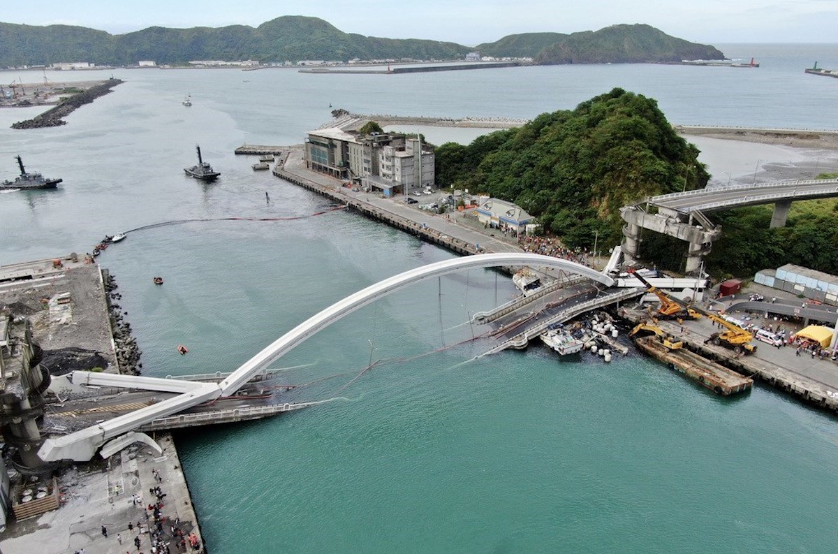 ▲連接宜蘭蘇澳及南方澳漁港的跨港大橋 1 日驚傳坍塌斷裂，今（2）日上午再尋獲一具遺體，目前已知釀成 4 死 10 傷 2 失蹤，搶救工作仍在進行當中。（圖／中央社資料圖片）