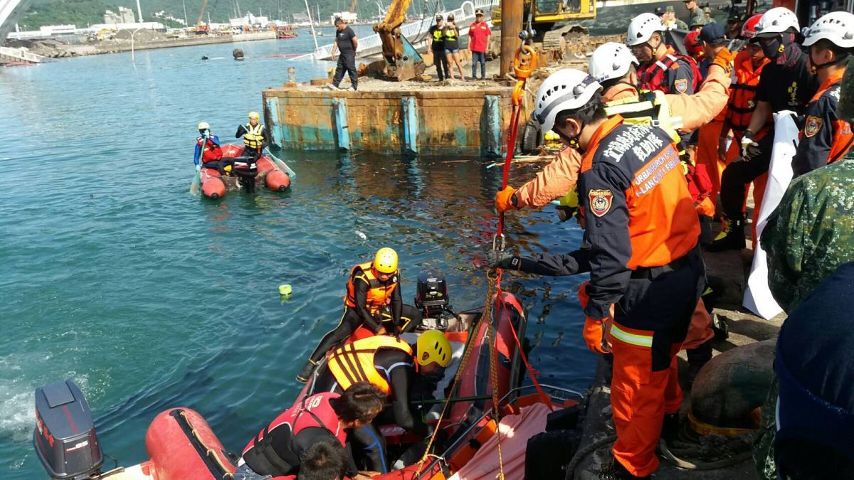 ▲上午8時45分南方澳跨港大橋坍塌罹難者，再尋獲一具遺體，截至目前為止，已經是第四具遺體被尋獲。（圖／記者鄭志宏攝）