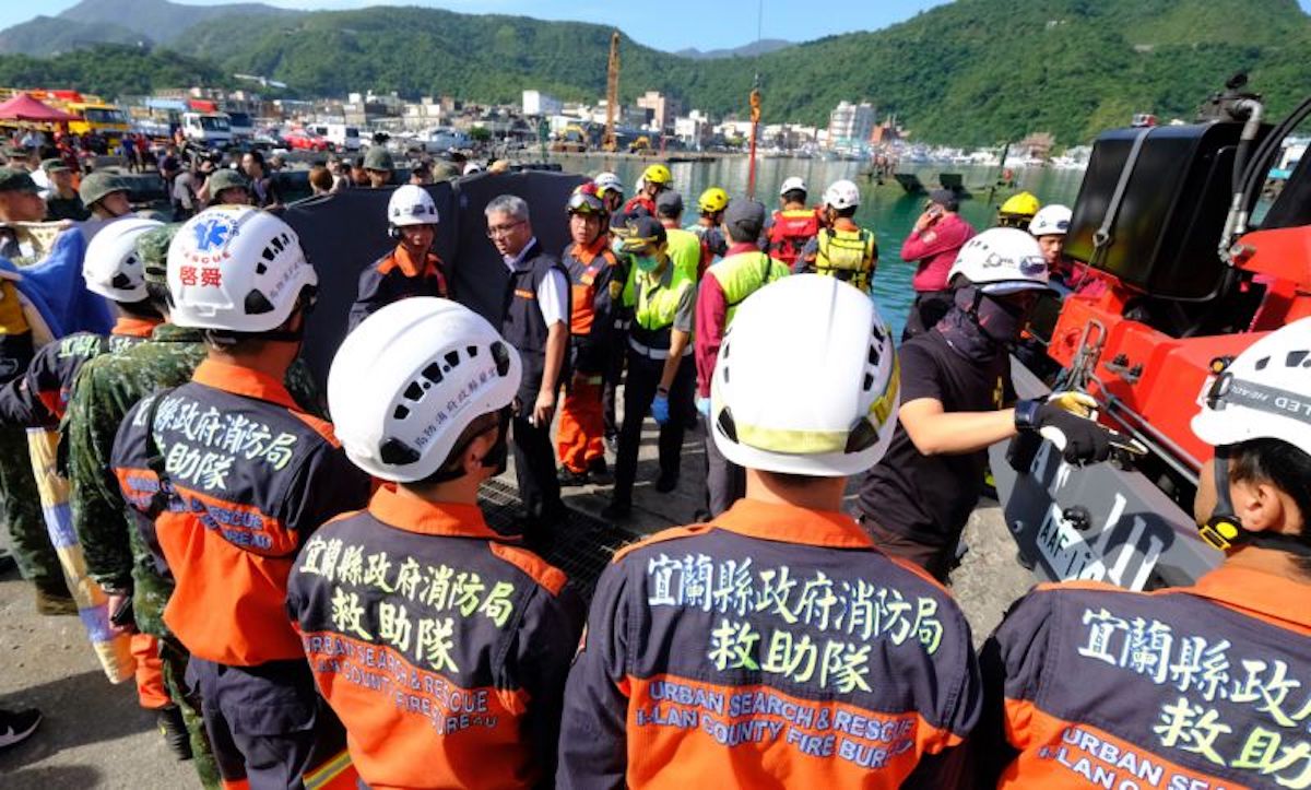 ▲位於宜蘭縣南方澳的跨港大橋 1 日驚傳坍塌斷裂意外。根據最新消息指出，今（2）上午 8 時 48 分左右，已尋獲了第 4 具漁工的遺體，整起意外共計造成至少 4 人死亡、10 多人受傷、2 人失蹤。（圖／中央社資料圖片）