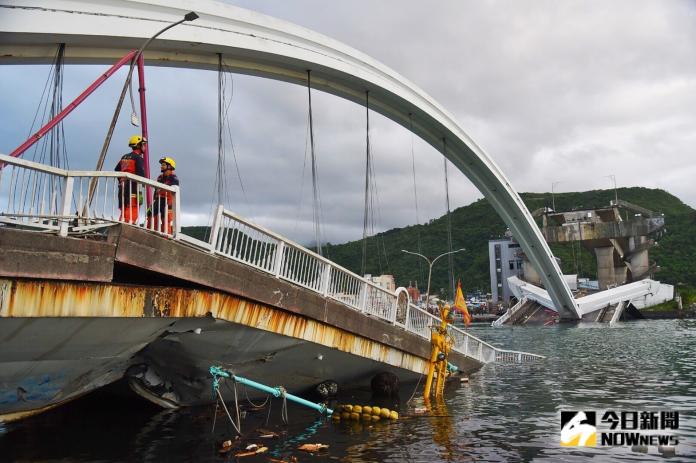 ▲南方澳跨港大橋1日坍塌，目前仍有兩名漁工未尋獲。（圖／記者陳明安攝, 2019.10.01）