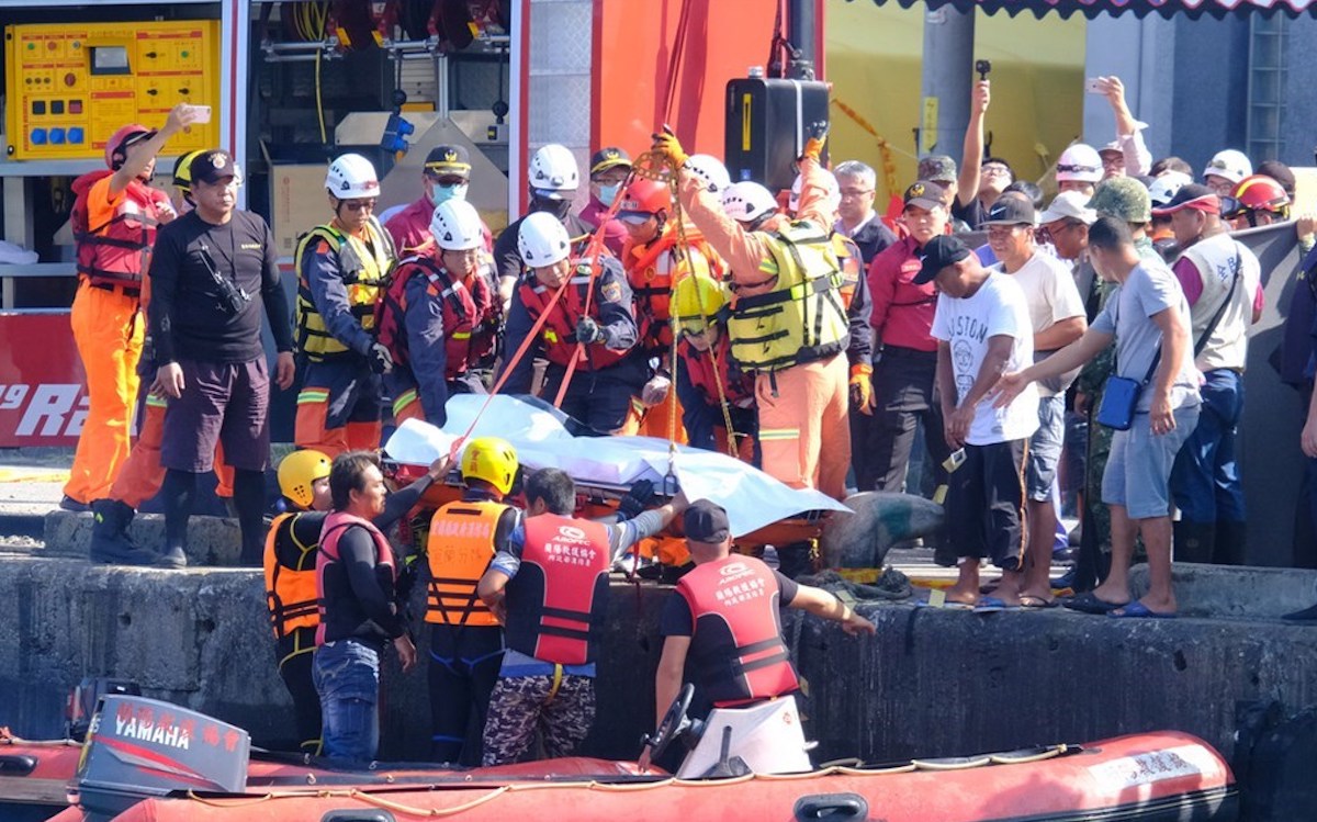 ▲宜蘭縣南方澳跨港大橋 1 日斷裂坍塌，2 日上午尋獲第 4 名菲律賓籍移工遺體，搜救人員將遺體運上岸邊。中央社記者邱俊欽宜蘭攝　108 年 10 月 2 日