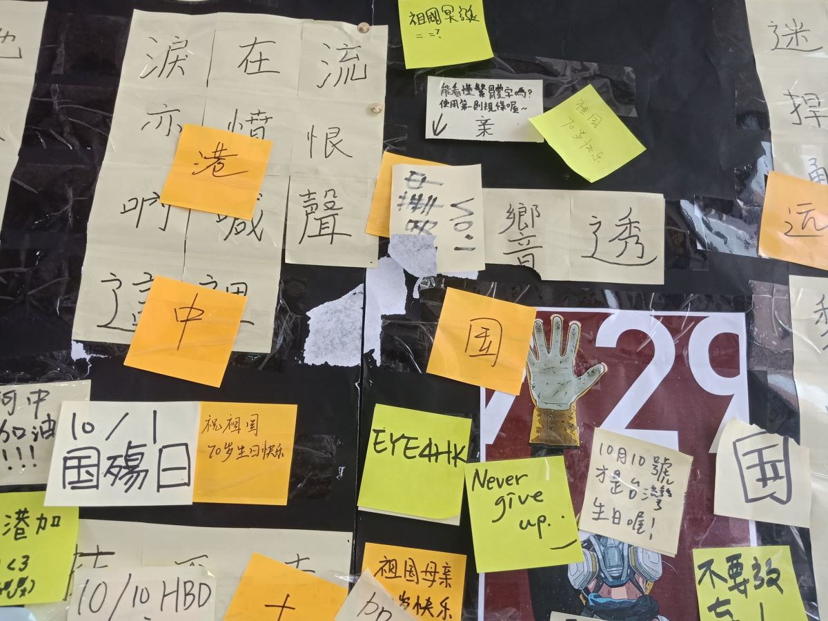 ▲世新大學連儂民主牆今（2）日被發現遭到破壞，學生議會不排除提告。（圖／世新大學新聞人報社提供）