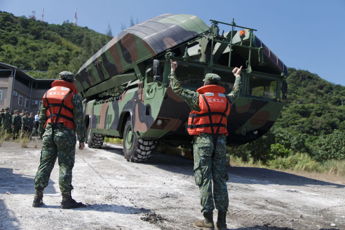 ▲南方澳大橋斷裂，陸軍第三作戰區工兵群M3浮門橋協助搶通航道。（圖／國防部提供, 2019.10.2）