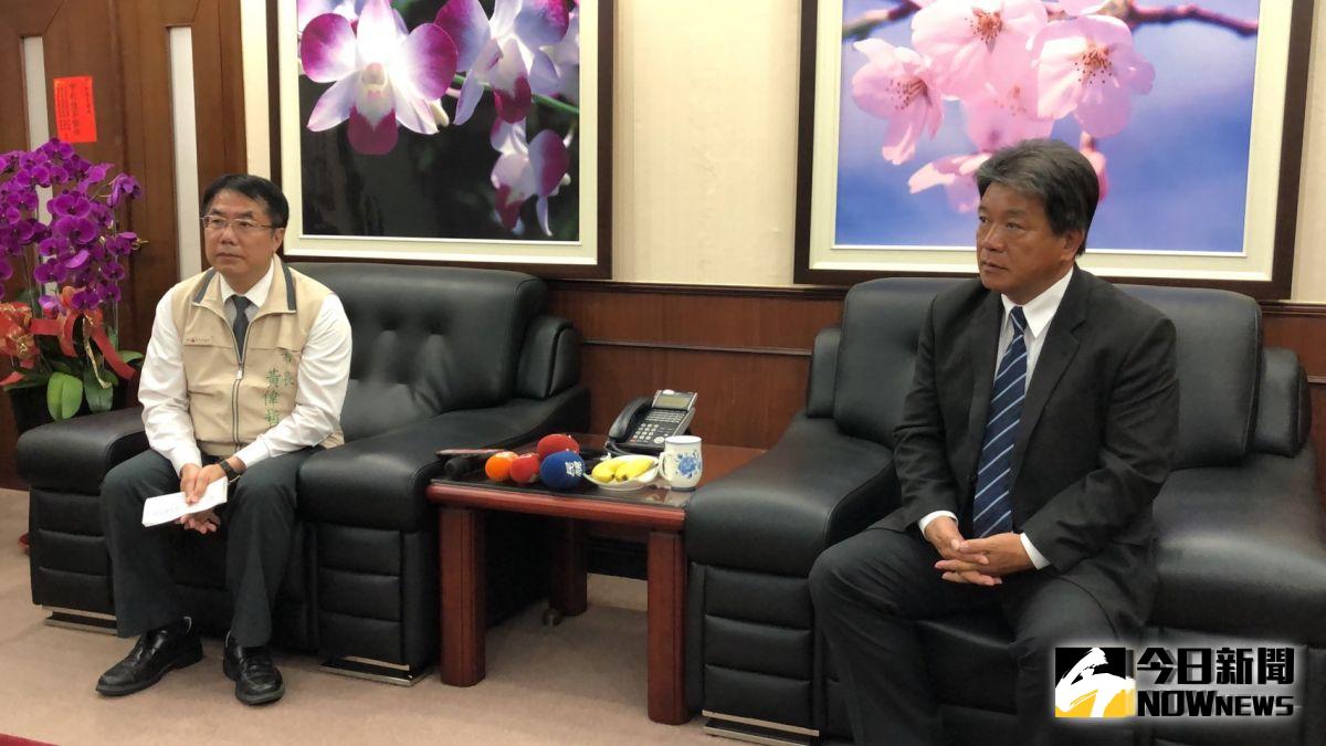 ▲台南市長黃偉哲親自拜會台南市議長郭信良，說明109年的預算編列。（圖／記者陳聖璋攝，2019.10.02）