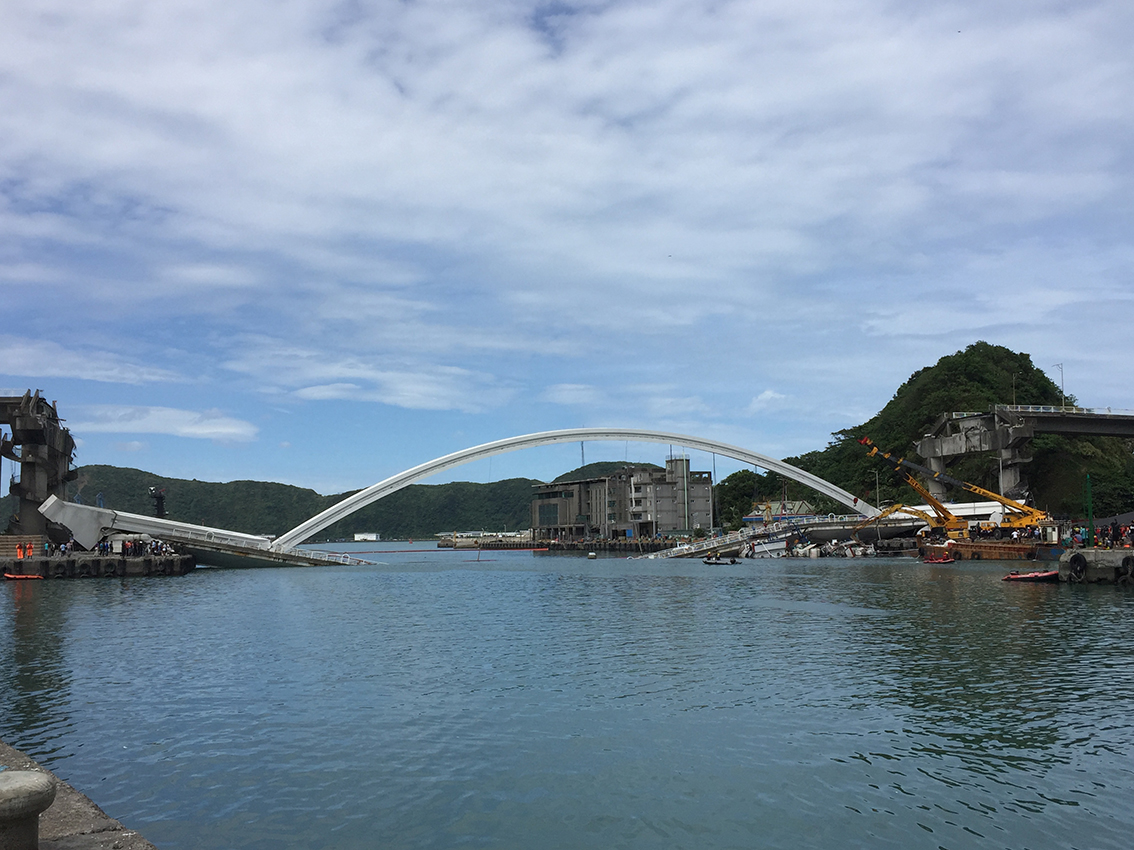 ▲國防部長嚴德發上午坐鎮指揮，要求明天中午前一定會通車。（圖／記者鄭志宏攝）