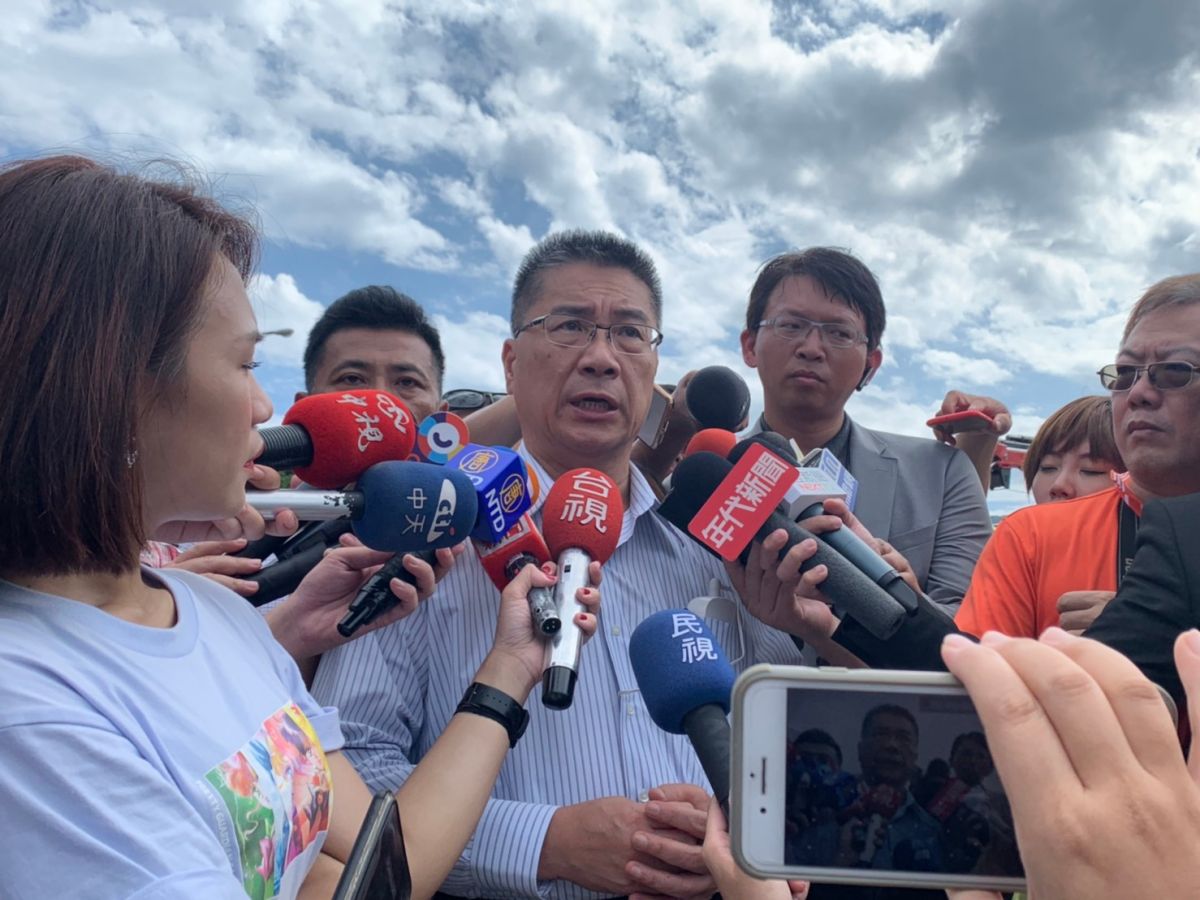 ▲徐國勇表示，因為3艘船是屬於一組「圍網」的捕魚漁法，其中兩艘壓得非常緊。（圖／記者宋原彰攝，2019.10.02）