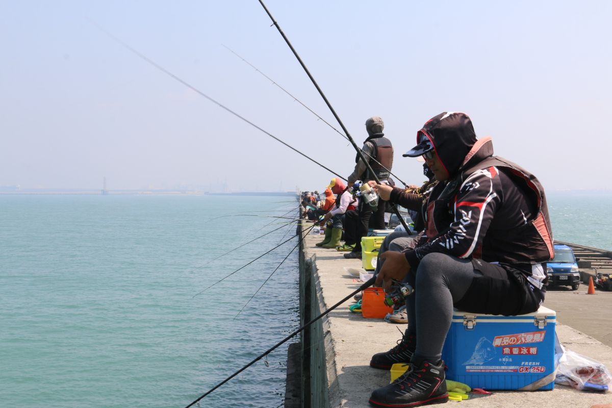 ▲台中港北堤釣點首日全面開放，上百位釣友前來朝聖。 (圖／柳榮俊攝2019.10.2)