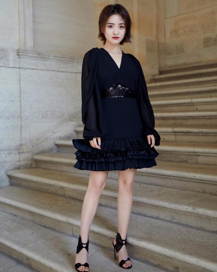 ▲沈月在巴黎時裝穿上一身暗黑的洋裝 （圖／翻攝自IG）
