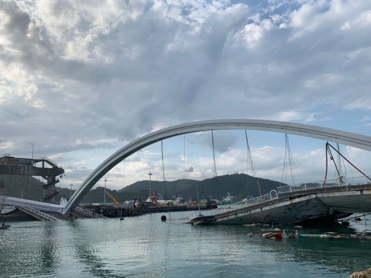 ▲目前整體救災團隊朝救人和「開挖安全通道」，讓其他漁船能順利進出港口。（圖／記者宋原彰攝，2019.10.02）