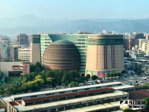 ▲2001年落成的京華城，曾以「全球最大球體建築」傲視全台，是台北市指標性地標，也見證了威京集團早年的輝煌。然而，這塊土地從地目變更到容積率起落，爭議長達數十年，如今球體已逝，取而代之的是深陷風暴的鋼骨工地。（圖／NOWNEWS資料照）