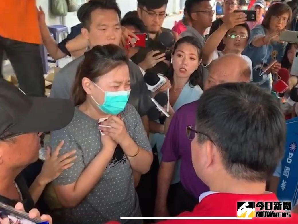 ▲剩下唯一失蹤的漁工雇主焦急萬分地苦求吳敦義，「這橋明明才20年，怎麼這麼容易斷掉。（圖／記者宋原彰攝，2019.10.02）