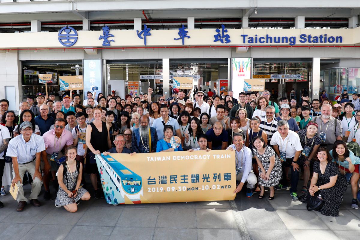 ▲「全球直接民主論壇」列車抵達台中，交通部長夫人廖婉如至台中火車站相迎。 (圖／光合基金會提供2019.10.2)