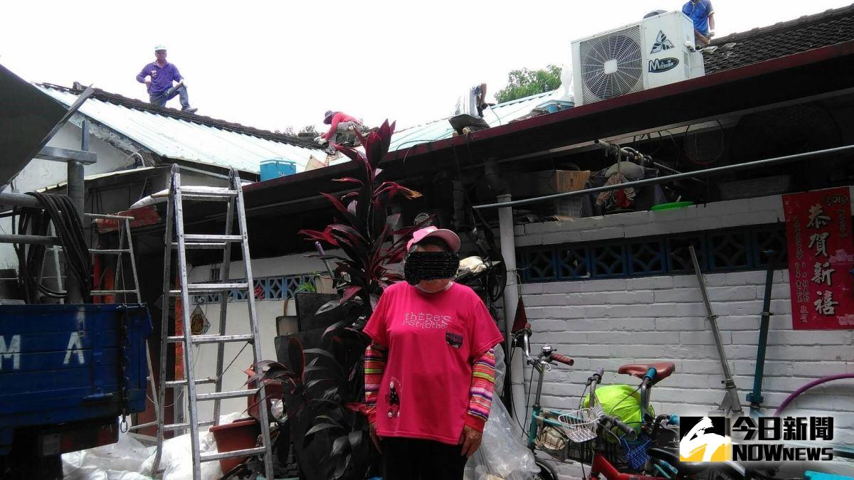 ▲榮民遺眷丁女士獨居低矮平房生活，每逢下雨，即為漏水所苦。（圖／記者蘇榮泉攝，2019.10.02）