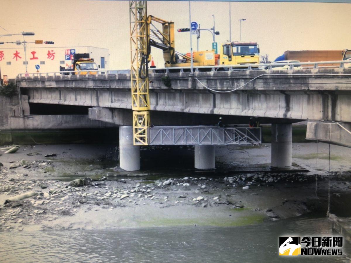 ▲宜蘭縣南方澳跨海大橋倒塌事件，彰化工務段針對鹿港台17線二鹿橋加強檢測。（圖／記者陳雅芳攝，2019.10.02）