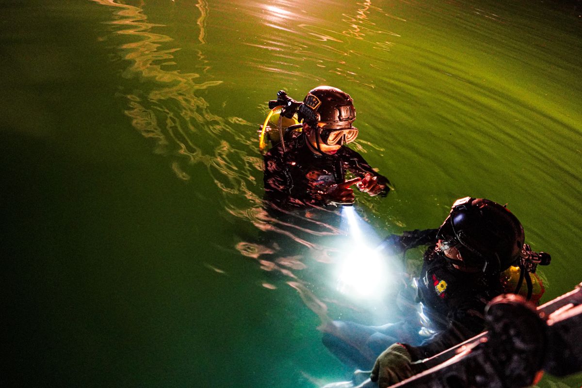 ▲南方澳跨港大橋坍塌，國軍立即進駐救援，並派出水下作業大隊試圖清理航道。（圖
/海軍司令部, 2019.10.2）