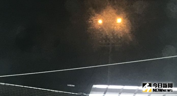 ▲桃園球場右外野比賽到一半忽然燈柱熄滅。（圖／記者雷明正攝影）