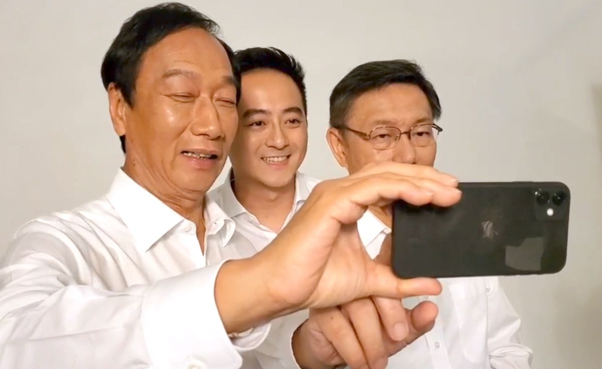 ▲鴻海集團創辦人郭台銘2日晚間與台北市長柯文哲，一起現身和4位民眾黨以及「郭家軍」立委參選人一同拍競選形象照。從左至右分別為郭台銘、李縉穎與柯文哲。（圖／取自郭台銘臉書）