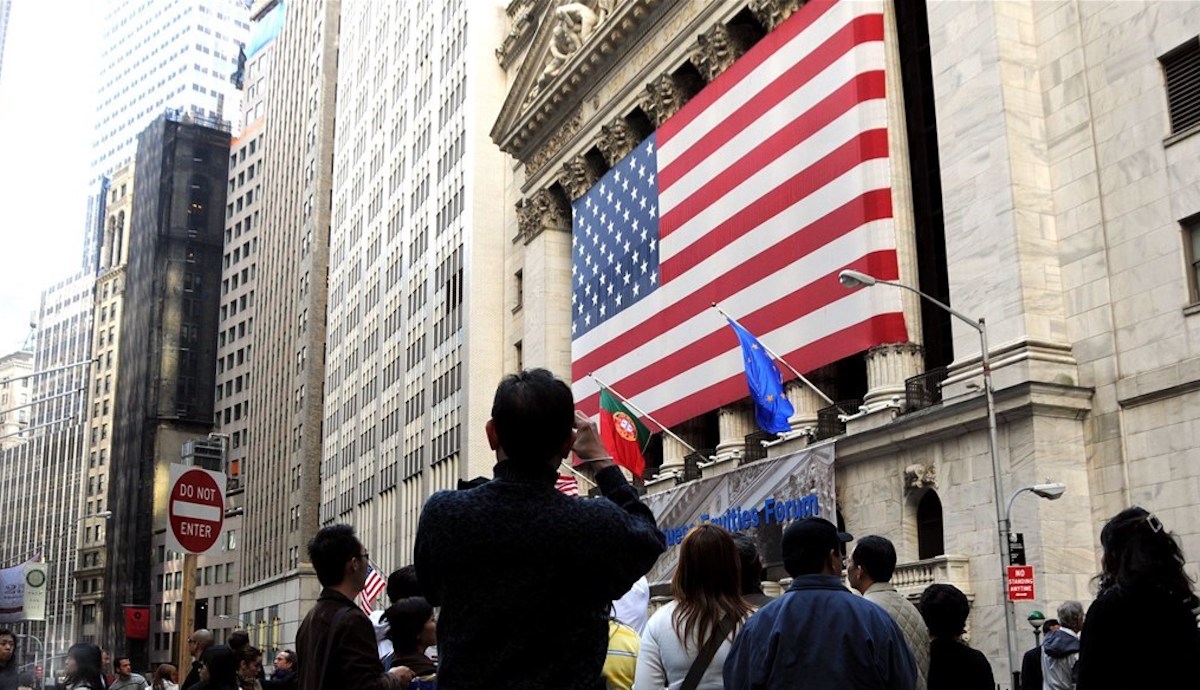 ▲美股4大指數全面大漲，道瓊指數站上3萬點大關。（示意圖／中央社資料圖片）