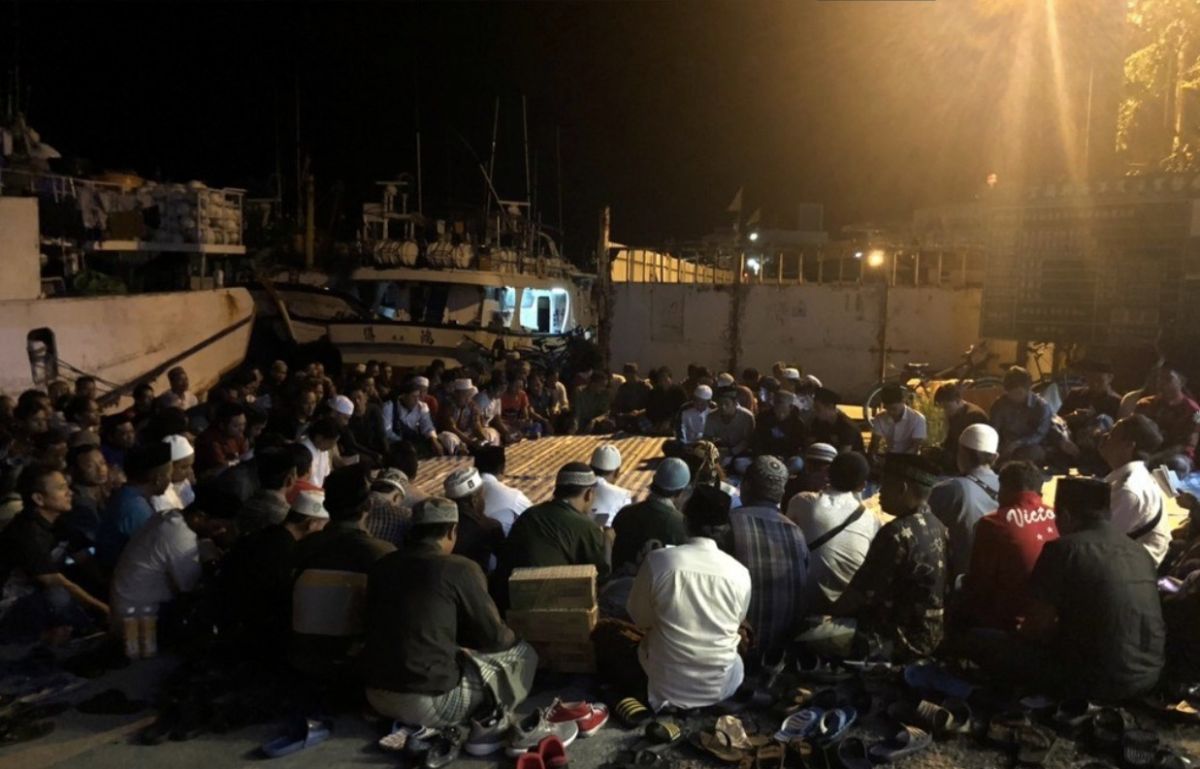 ▲南方澳跨港大橋坍塌，導致外籍漁工 5 死 1 失聯，近百名印尼籍漁工 2 日在事故現場附近席地而坐，圍成一圈念誦可蘭經，為罹難漁工祈福。中央社記者閻文韜攝 
 108 年 10 月 2 日