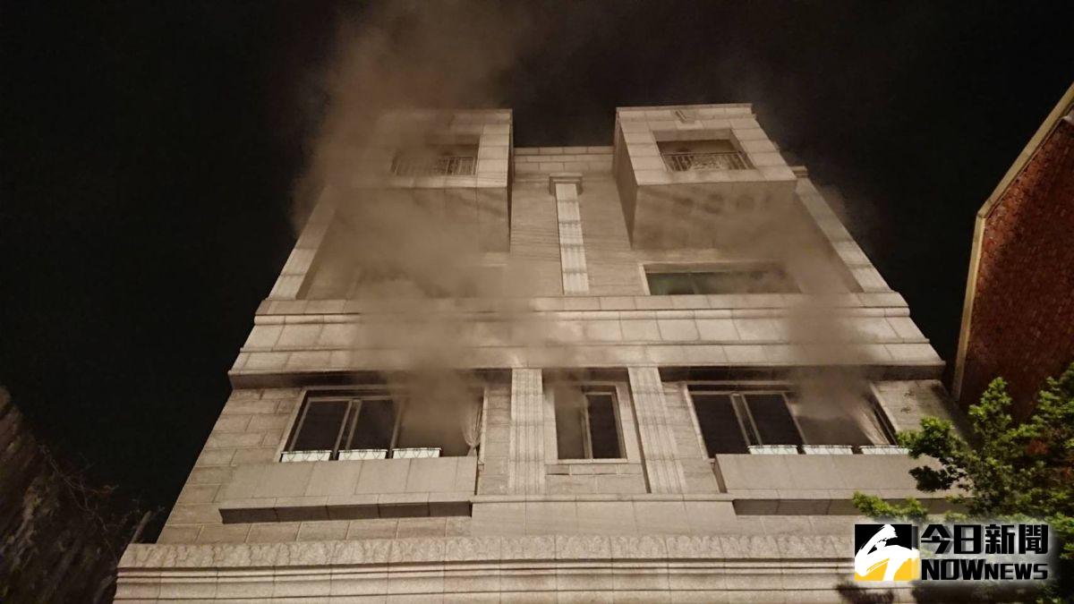 ▲火場是一間會計師事務所，老翁發現火警之後，跑到外面超商報案。（圖／記者陳雅芳翻攝，2019.10.03）