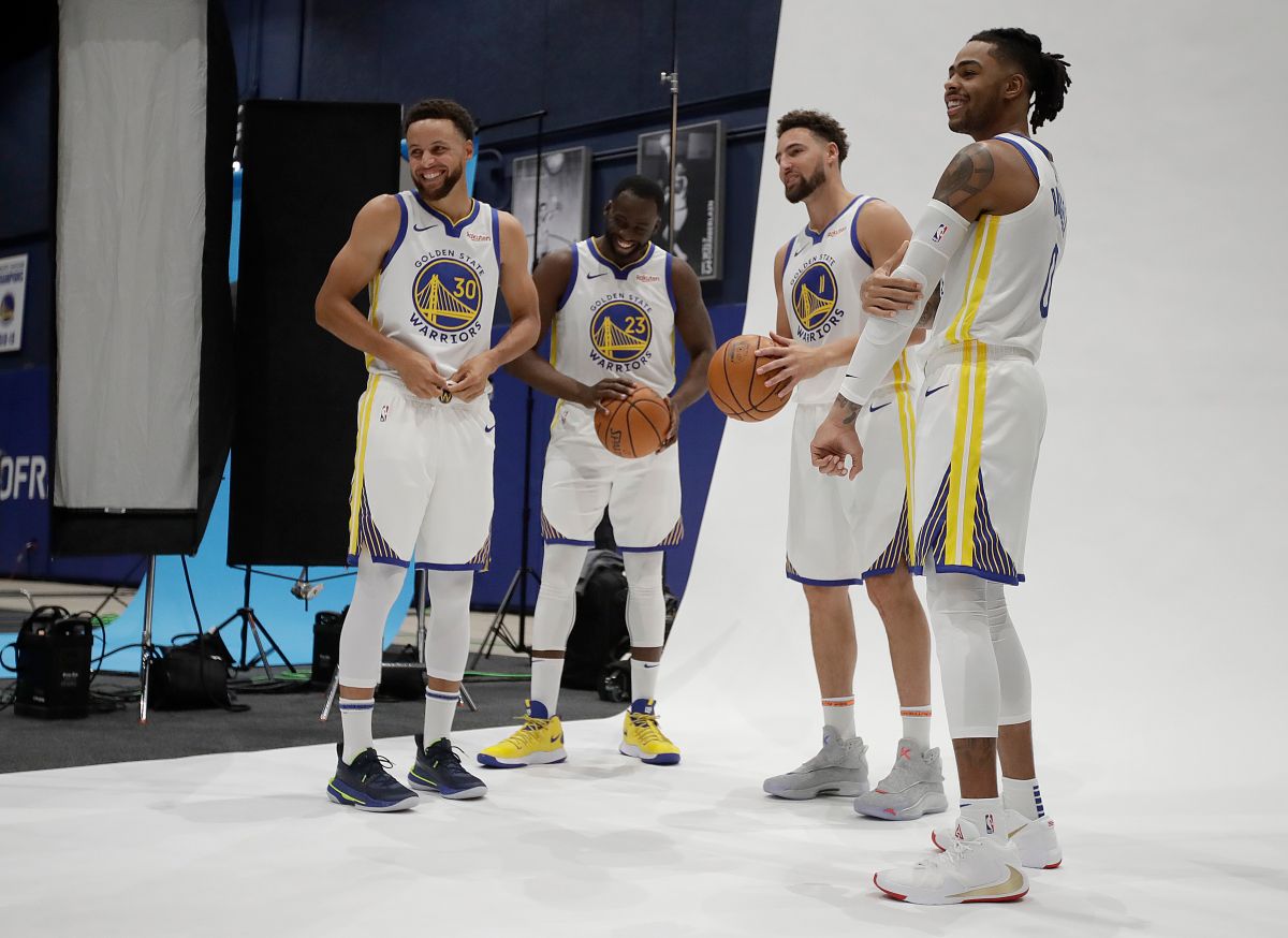 ▲勇士隊新賽季定裝照，左起：Stephen Curry、Draymond Green、Klay Thompson和 D'Angelo Russell。