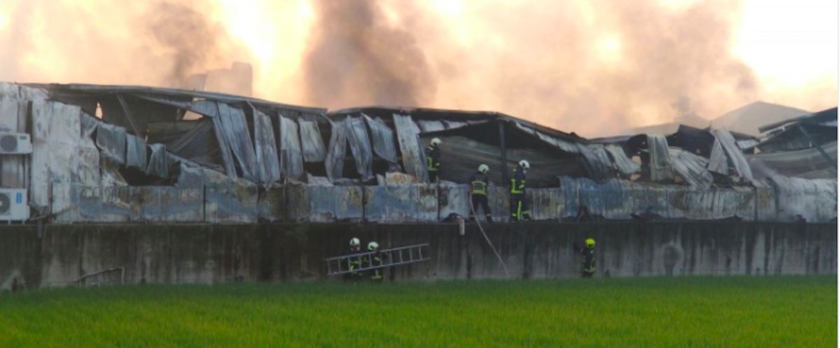 ▲台中大雅惡火兩隊員罹難，家屬趕往殯儀館。（圖/記者柳榮俊翻攝）