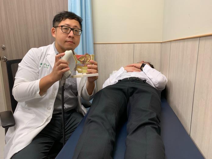 ▲泌尿科醫師李聖偉(左)
以「低能量陰莖震波」來改善男患者勃起功能障礙。（圖／中醫大新竹附醫）