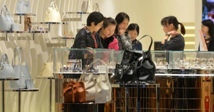 ▲香港政府公布 8 月零售總金額，結果顯示按年下跌 23% ，為有紀錄以來單月最大跌幅。（圖／翻攝自巴士的報）