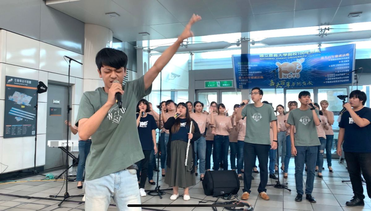 ▲流行版演唱嘉大校慶紀念歌曲《百穗》。（圖/嘉大提供，2019.10.03）