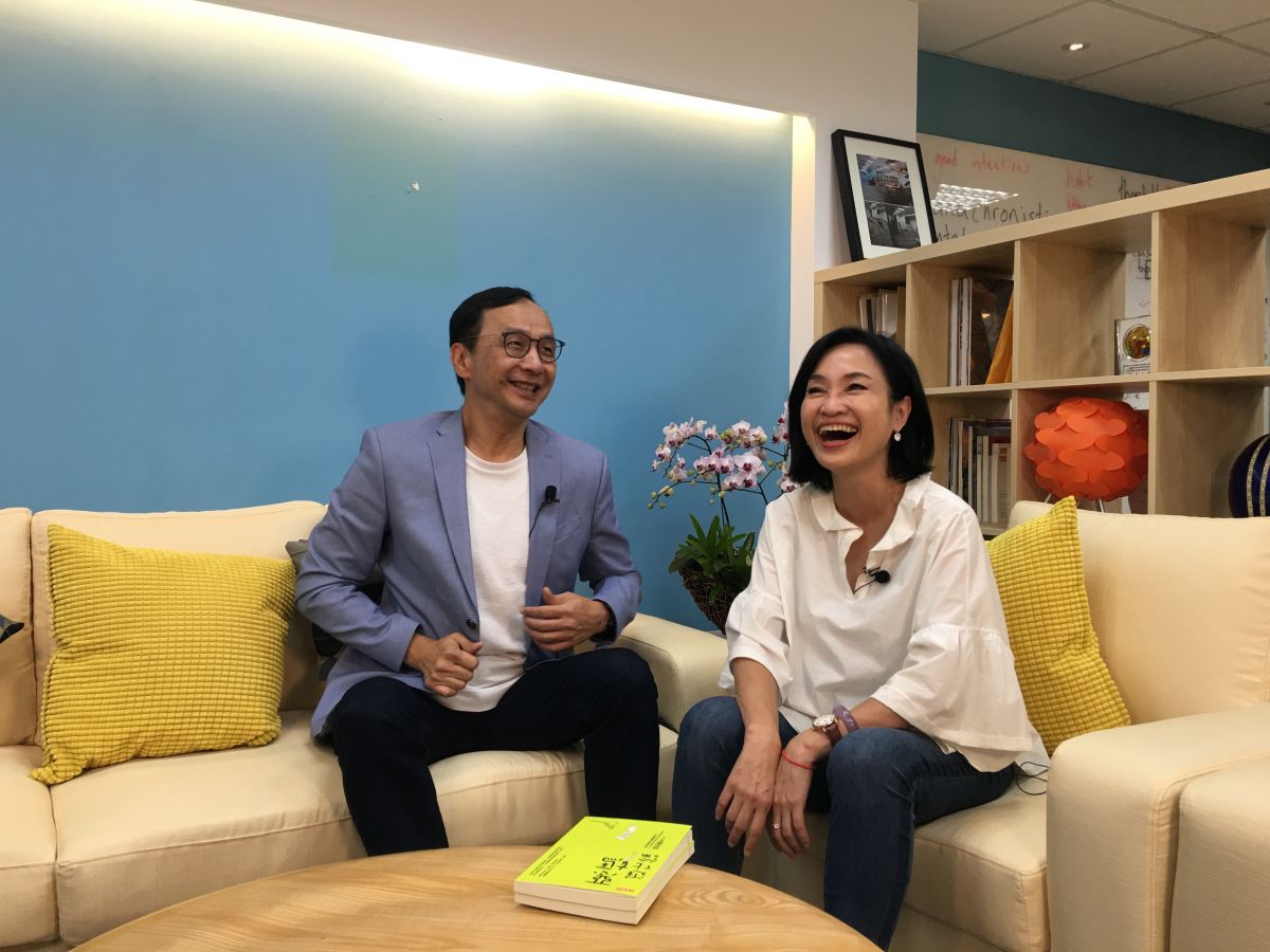 前新北市長朱立倫3日和國民黨立委柯志恩共同直播談時政。( 圖 / 朱立倫辦公室提供 )