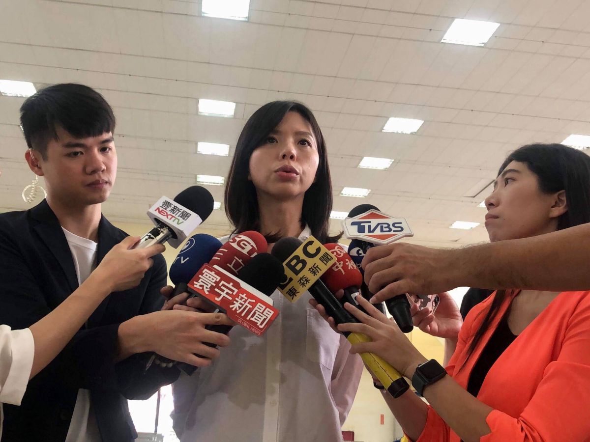 ▲立委洪慈庸前往殯儀館及現場慰問關懷，她表示，將要求中央政府以「因公殉職」來認定，從優給予家屬撫卹。 (圖／洪慈庸服務處提供2019.10.3)