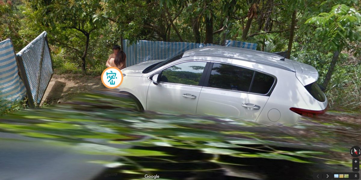 ▲有網友在臉書分享了一張 Google Maps 的街景照，笑稱發現奇景，引發熱議。（圖／翻攝自 Google Maps 街景地圖）