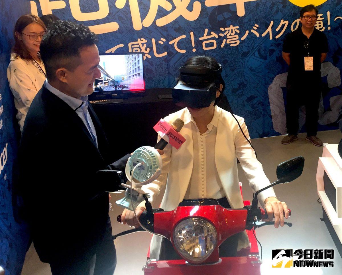 ▲鄭麗君體驗「愛在機車之海」實境VR，直呼好像回到大學的青春時候。 (圖／記者黃仁杰攝2019.10.3)