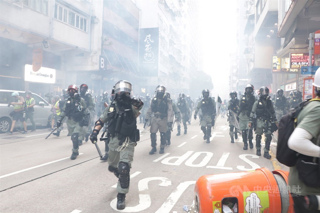 印尼籍女記者英達（Veby Mega Indah）在灣仔採訪時，遭警方意外射中右眼。中央社記者張謙香港攝 108年10月1日