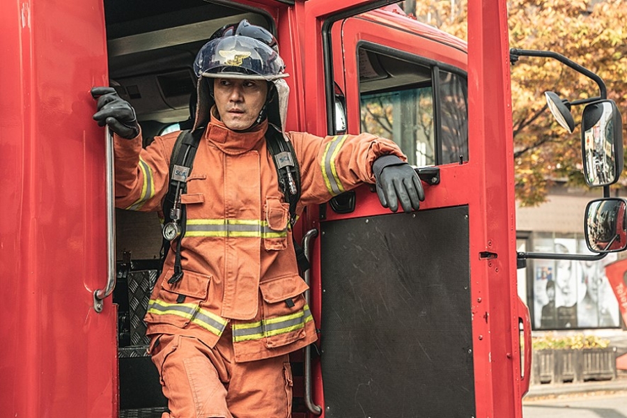 ▲車勝元片中化身消防員救火。（圖／車庫娛樂）