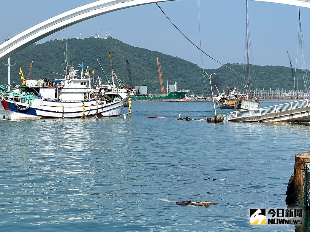 ▲南方澳橋下臨時航道已經可以通行。（圖／記者李清貴攝,2019.10.03)