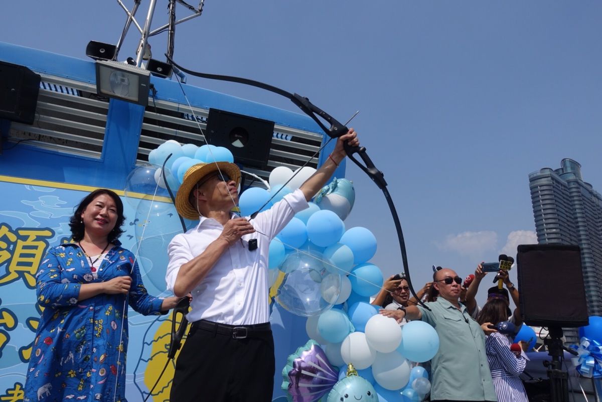 ▲距離2020總統大選投票日還有100天，國民黨總統參選人韓國瑜今(3)日打扮
成成魯夫，韓國瑜在高雄港登上光榮號與庶民代表、青年代表，射出三支穿雲箭。(圖／韓國瑜競選辦公室提供)
