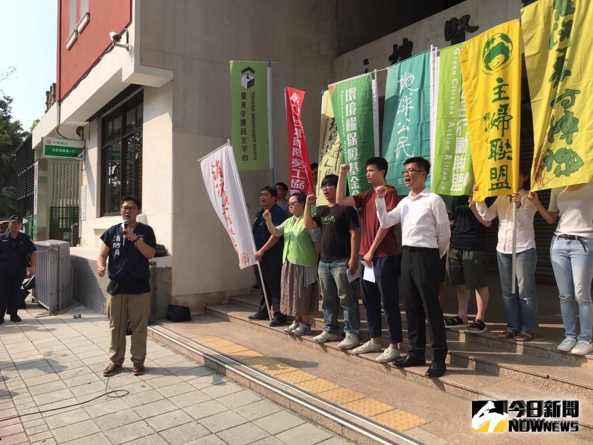 ▲消防員工作權益促進會、環境權保障基金會等團體，呼籲立院盡速於5日內排審《消防法》修法。（圖／記者賴志昶攝）